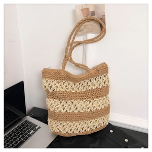 Détail de la maille florale évidée et de la texture paille de ce sac de plage