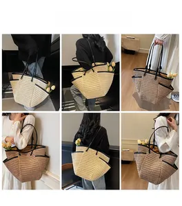 Vue détaillée du grand sac cabas en paille tissée avec anses en cuir noir sous divers angles