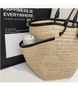 Détail d'un sac de plage en paille avec une poche extérieure en cuir noir durable