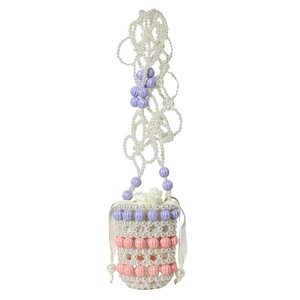Mini sac seau en perles blanches avec détails violets et doublure en satin à cordon