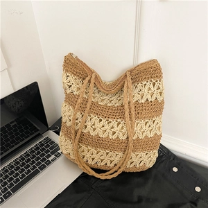 Sac cabas en paille ajouré fait main avec motifs kaki et beige pour vacances à la plage