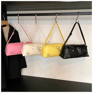 Détails de sacs à bandoulière punk vintage en quatre couleurs sur un support métallique