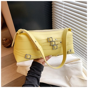 Détails du sac de style motard en similicuir jaune avec boucles métalliques