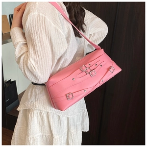 Détail du sac à bandoulière rose avec lanières à boucles argentées en PU mat