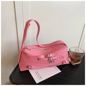 Vue détaillée du sac sous le bras en cuir rose style punk avec boucles métalliques