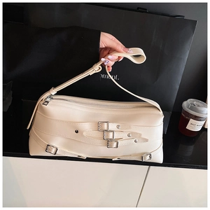 Détail du sac à bandoulière blanc crème avec boucles multi-sangles et garnitures argentées