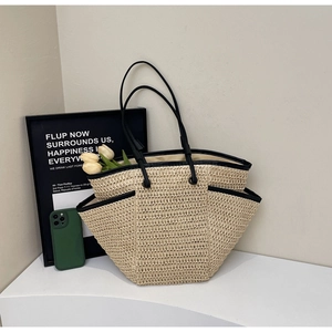 Grand sac cabas en paille avec anses noires et décor de tulipes pour les vacances d'été