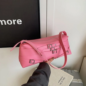 Sac sous le bras rétro en similicuir rose avec boucles argentées et fermeture à glissière