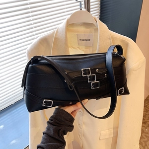 Sac bandoulière rétro en cuir noir style moto avec boucles argentées et détails punk