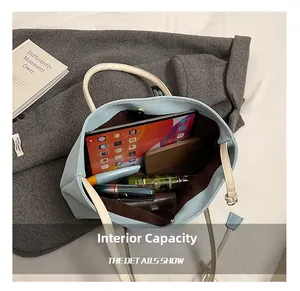 Vue de la capacité intérieure du grand sac cabas en denim avec boucle magnétique