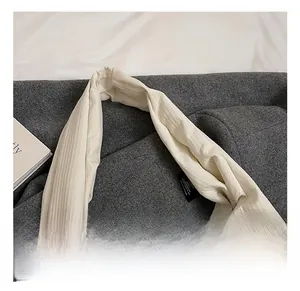 Dettaglio della borsa tote in velluto a coste bianco con texture a pieghe e manico largo