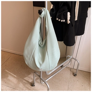 Dettaglio della borsa tote in velluto a coste verde menta con trama a coste e etichetta