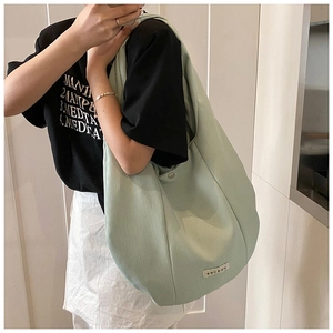 Borsa tote in velluto a coste verde chiaro con strisce verticali ed etichetta bianca