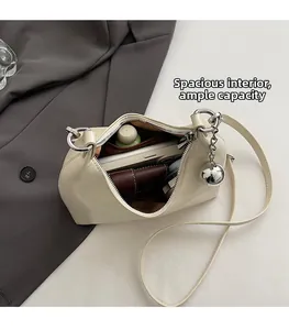 Vue détaillée de l'intérieur du sac en cuir crème montrant sa grande capacité de stockage