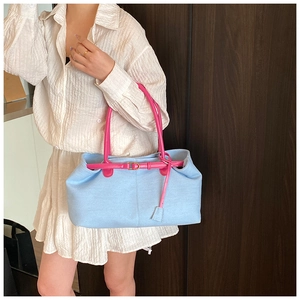 Détails du sac fourre-tout en denim bleu avec anses roses et grande contenance