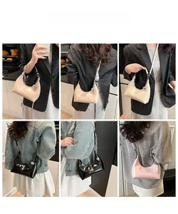 Détails du sac hobo élégant avec boules métalliques disponible en quatre couleurs