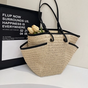 Elegante borsa tote intrecciata con manici in pelle nera per le vacanze estive al mare