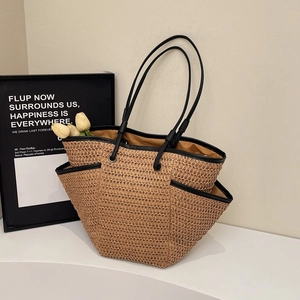 Grande borsa tote in paglia intrecciata beige con spalline in pelle nera e tasche laterali