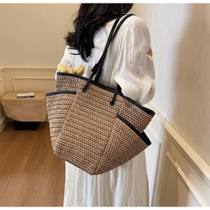 Grande borsa tote intrecciata con manici neri a contrasto per vacanze estive e mare
