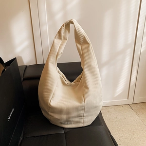 Borsa tote minimalista in velluto a coste color crema con strisce verticali in casa