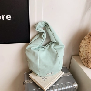 Borsa tote in velluto a coste verde menta con manico a nodo per spalla e uso quotidiano
