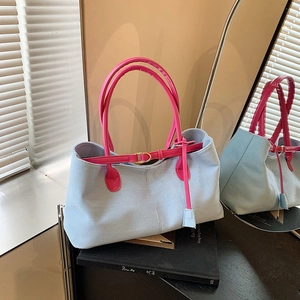 Sac cabas en jean bleu clair avec poignées en cuir rose et boucle dorée contrastée