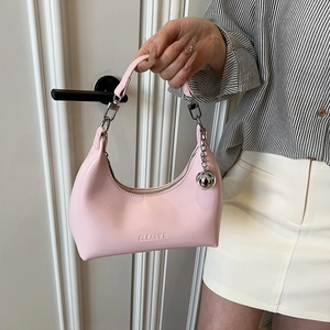 Détail d'un sac Hobo rose en cuir avec logo CLEAR❤K et pendentif sphérique métallisé