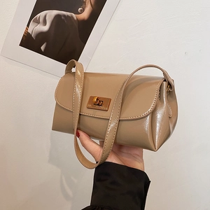 Sac bandoulière carré en cuir verni kaki avec fermoir pivotant rectangulaire doré