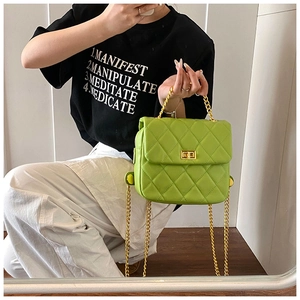 Détail du sac matelassé vert vif avec bandoulière chaîne dorée et fermoir pivotant