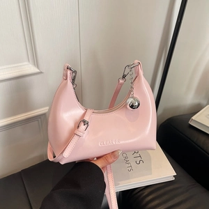 Sac croissant en cuir rose avec pendentif argenté et bandoulière pour femmes