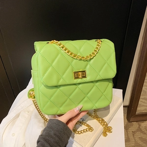 Sac bandoulière matelassé vert vif avec chaîne dorée et boucle carrée élégante