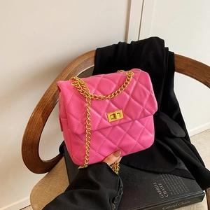 Sac à bandoulière rose matelassé avec chaîne dorée et fermoir rotatif métallique
