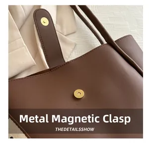Détail du grand sac cabas en cuir marron avec fermeture à boucle magnétique dorée