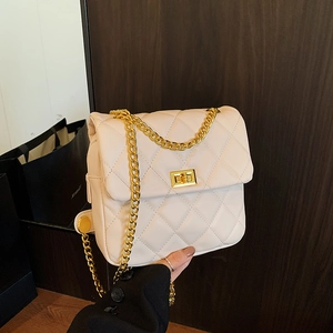 Sac à bandoulière matelassé blanc crème avec chaîne dorée et fermoir rotatif élégant