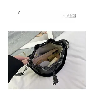 Vue intérieure du sac seau noir montrant l'espace pour le maquillage et le mobile