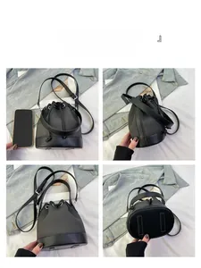 Vue détaillée du sac seau noir texturé avec cordon de serrage et bandoulière amovible