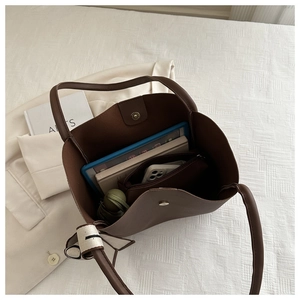 Vue détaillée de la capacité d'un sac cabas en PU marron contenant une tablette