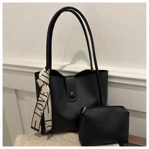 Détail du sac cabas minimaliste en cuir noir avec pochette et foulard décoratif Love