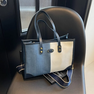 Grande borsa tote patchwork alla moda in denim blu e tela bianca con borchie