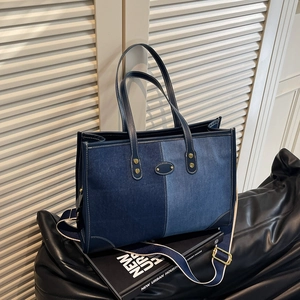 Borsa tote in denim patchwork blu con finiture dorate e tracolla regolabile trendy