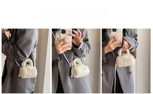 Trois vues d'un mini sac à main en perles blanches tressées avec bandoulière et poignée