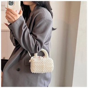 Détail du sac bandoulière en perles tressées avec doublure satinée et bandoulière