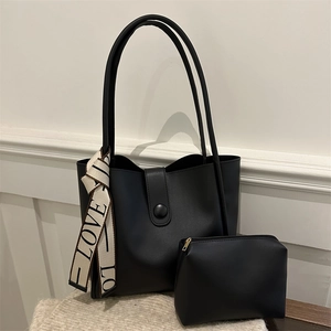 Ensemble cabas minimaliste en cuir PU noir avec foulard LOVE sur fond textile texturé