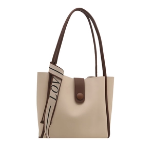 Sac fourre-tout minimaliste en cuir PU beige avec brides brunes et ruban LOVE sur fond blanc