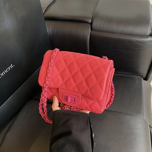 Chic quilted crossbody bag in dark pink leather with a stylish woven chain strap