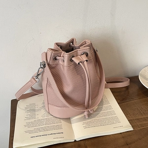 Sac seau patchwork rose avec fermeture à cordon et bandoulière amovible élégante