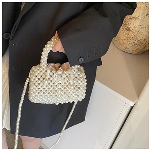 Détail du sac tissé en perles avec doublure en satin et texture de perles chic