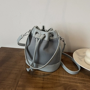 Sac seau chic gris-bleu en patchwork avec cordon de serrage et bandoulière réglable