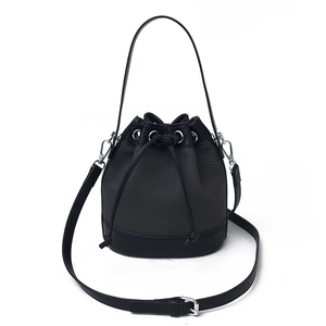 Sac seau noir chic avec coutures contrastées et bandoulière réglable pratique