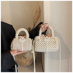 Détail de sacs à perles tissées avec doublure en satin champagne et bandoulière perle